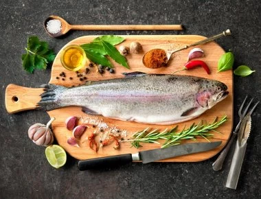 Έτσι θα ξεφορτωθείτε τη μυρωδιά του μαγερεμένου ψαριού από την κουζίνα